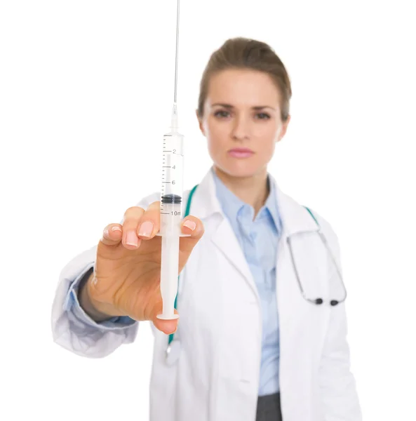 Gros plan sur le médecin femme tenant la seringue — Photo