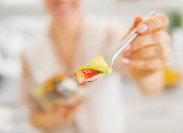 Primer plano de la mujer joven que da cuchara con ensalada —  Fotos de Stock