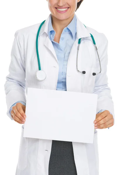 Primo piano sulla donna medico sorridente mostrando foglio di carta bianco — Foto Stock