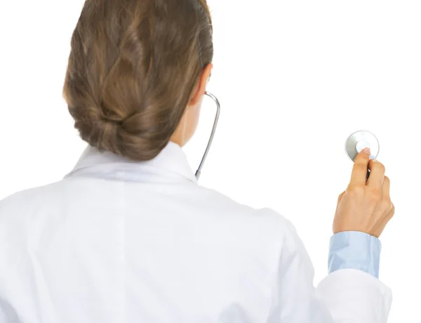 Kobieta lekarz za pomocą stetoskopu. widok z tyłu — Zdjęcie stockowe