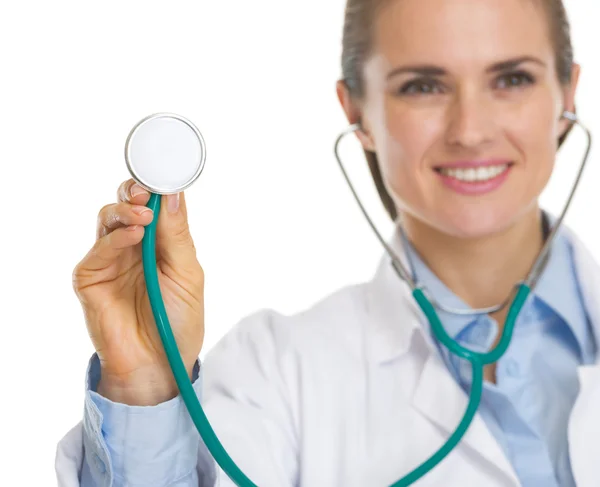 Primer plano de la mujer doctora sonriente usando estetoscopio — Foto de Stock