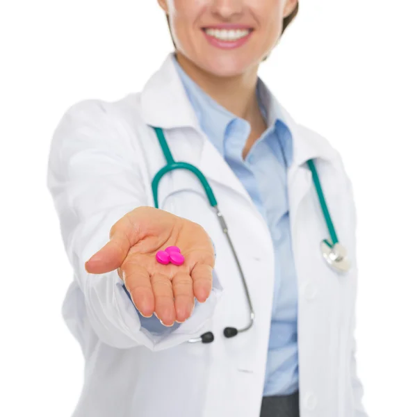 Крупный план по таблеткам в руке врача женщины — стоковое фото