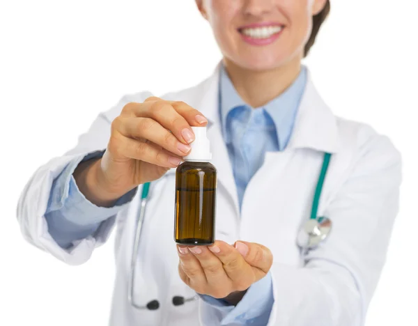 Крупный план бутылки с лекарством в руке врача женщины — стоковое фото