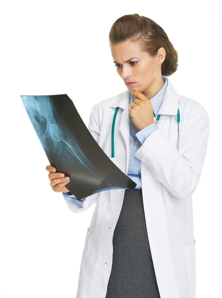 Fluorography에 보고 하는 사려깊은 의사 여자 — 스톡 사진
