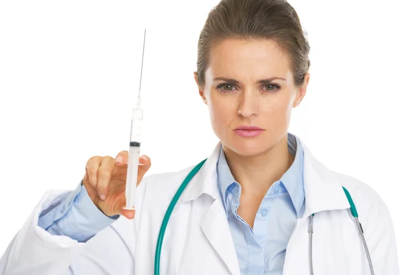 Portrét vážné lékař ženy držící stříkačka — Stock fotografie