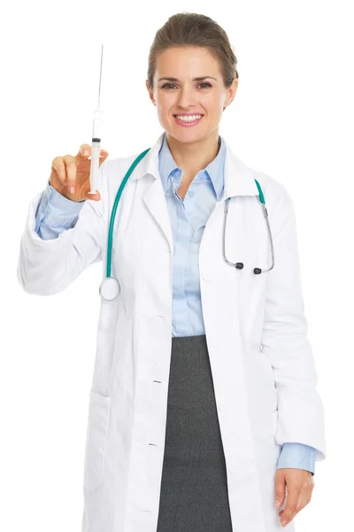Şırınga ile gülümseyen doktor kadın portresi — Stok fotoğraf