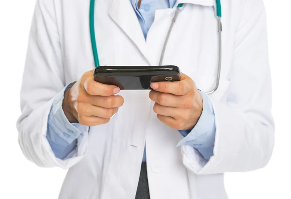 Närbild på doktor kvinna skriva sms — Stockfoto