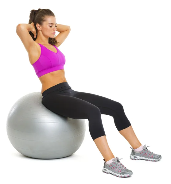 Mulher jovem saudável fazendo exercício na bola de fitness — Fotografia de Stock