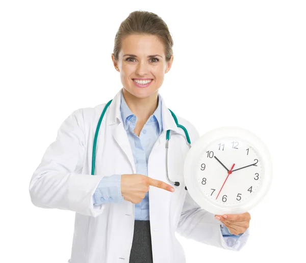 Lachende arts woman wijzend op klok — Stockfoto