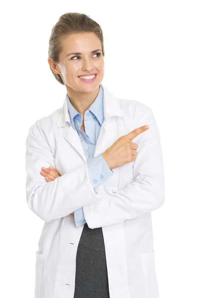 Smiling doctor woman pointing on copy space — Stock Photo, Image