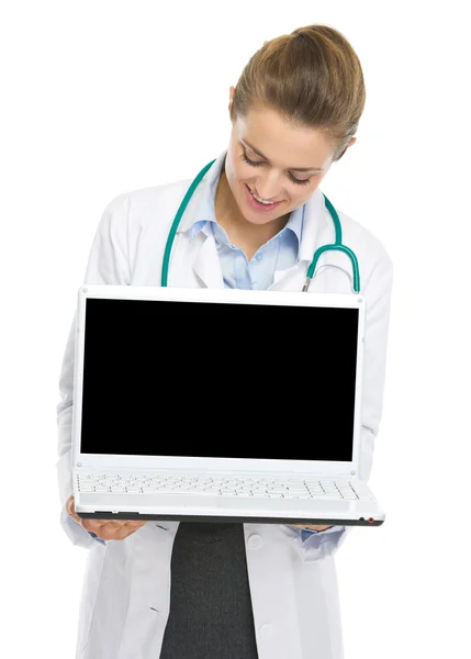 ノート パソコン ブランク画面で探している幸せな医者の女性 — ストック写真