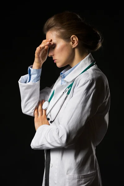 Porträtt av frustrerade läkare kvinna isolerade på svart — Stockfoto