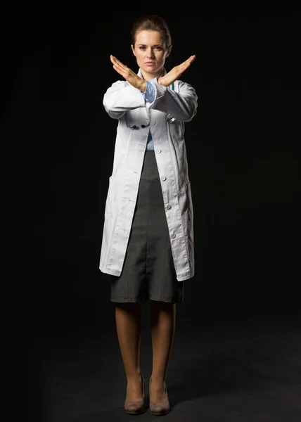 Tam uzunlukta ciddi doktor kadın gösteren stop gestur portresi — Stok fotoğraf