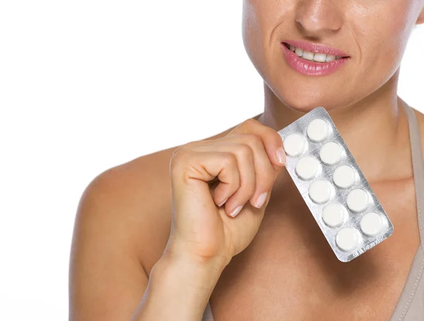 Nahaufnahme einer jungen Frau mit Tablettenpackung — Stockfoto
