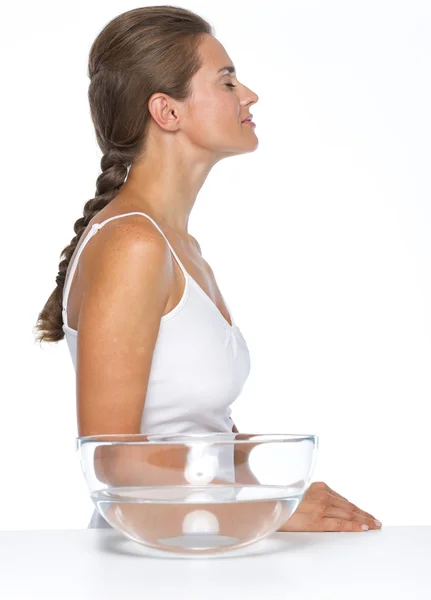 Retrato de mulher jovem descontraída com tigela de vidro com água — Fotografia de Stock