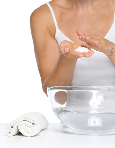 Primer plano de la mujer joven con tazón de vidrio con las manos de lavado de agua —  Fotos de Stock