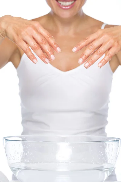 Gros plan sur la femme se lavant les mains dans un bol en verre avec de l'eau — Photo