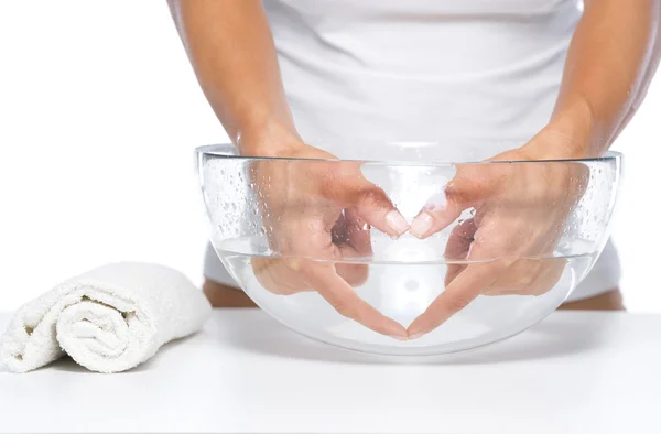 Крупный план женских рук, создающих форму сердца в стеклянной чаше с ватой — стоковое фото
