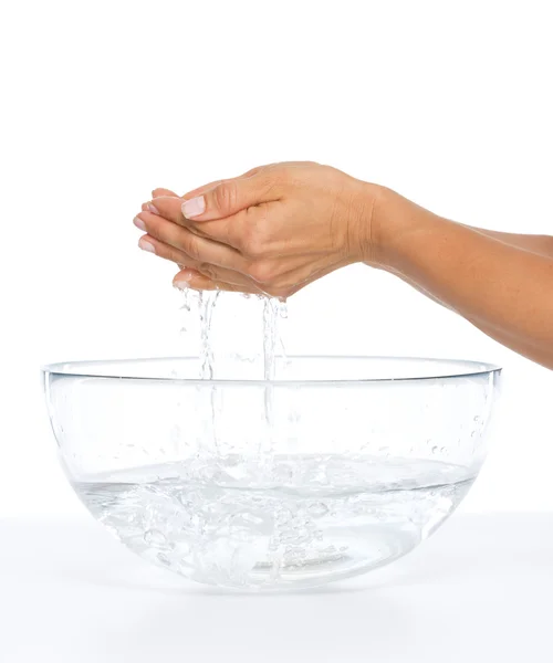 Gros plan sur la jeune femme se lavant les mains dans un bol en verre avec de l'eau — Photo