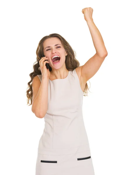 Gelukkig jonge vrouw praten mobiele telefoon en vreugde — Stok fotoğraf