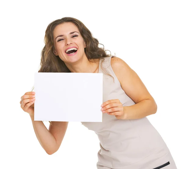 Gelukkig jonge vrouw weergegeven: blanco papier blad — Stockfoto