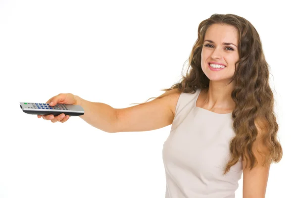 Sorrindo jovem mulher mudando canais com controle remoto tv — Fotografia de Stock