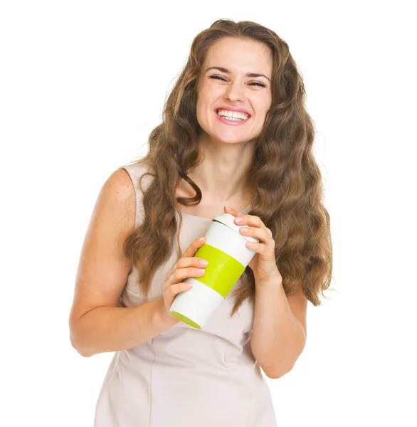 Portret van lachende jonge vrouw met cup van warme drank — Stockfoto