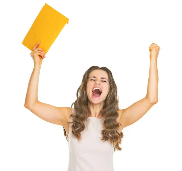 Jovem feliz com carta regozijando — Fotografia de Stock