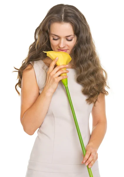 Jovem mulher desfrutando de flor de kala — Fotografia de Stock