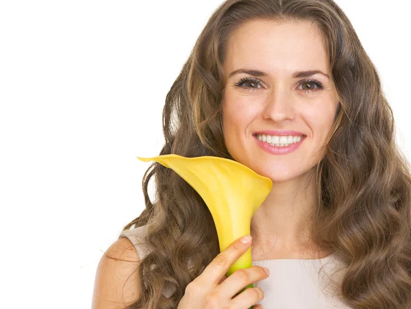 Portrait de jeune femme heureuse avec fleur de kala — Photo