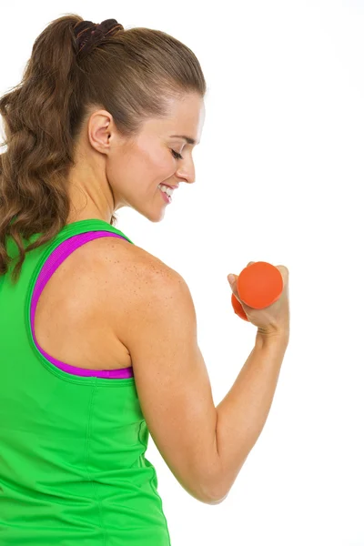 Atleta feminina feliz fazendo exercício com halteres — Fotografia de Stock