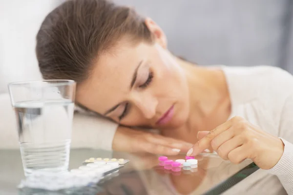 Крупный план стресса молодой женщины, играющей с таблетками — стоковое фото