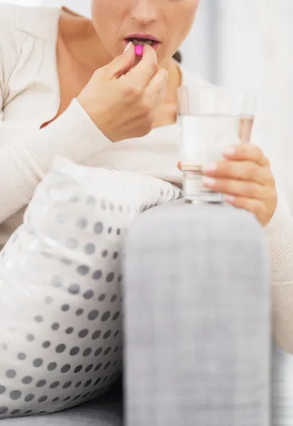 Close-up op jonge vrouw eten pil — Stockfoto