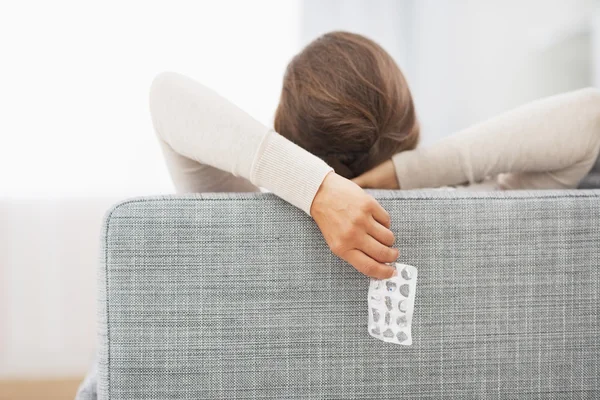 Close-up op lege geneeskunde blister pakket in hand van jonge vrouw — Stockfoto