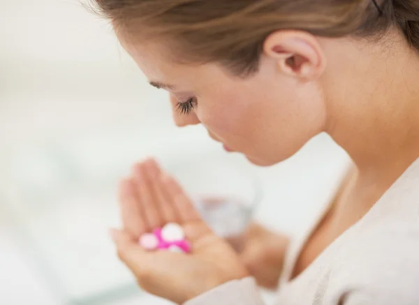 Close-up em pílulas na mão de mulher jovem — Fotografia de Stock