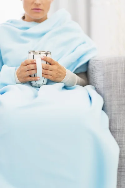 Primo piano sulla tazza con bevanda calda in mano della donna malata — Foto Stock