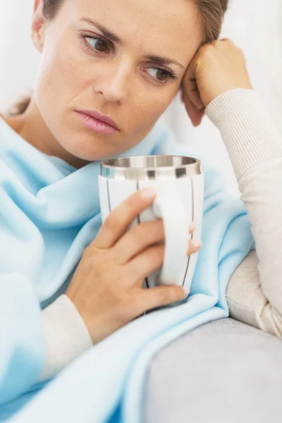 Mujer enferma con taza de bebida caliente — Foto de Stock