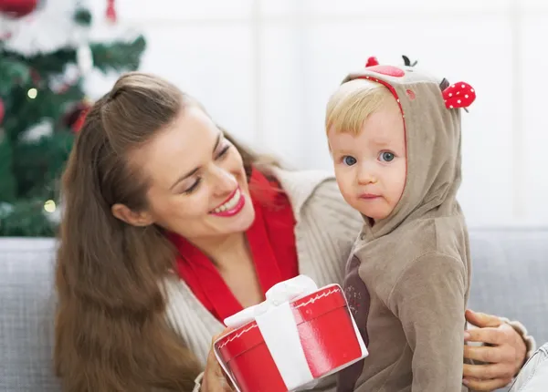 Gelukkig moeder en baby christmas tijd samen doorbrengen — Stockfoto