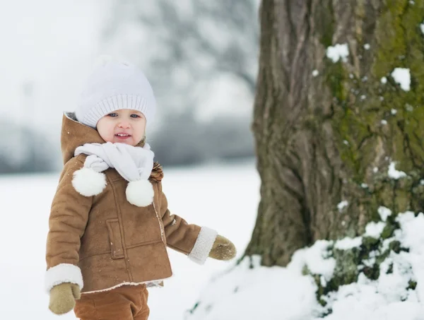 Gelukkig baby buiten spelen in de winter — Stockfoto