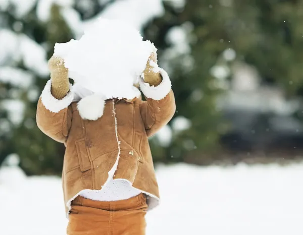 Baby hiss stor snöboll — Stockfoto