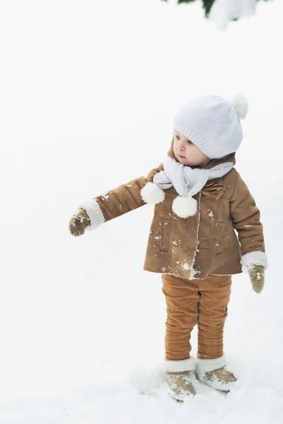 Baby in winter park — Stockfoto