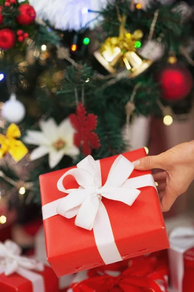 Primer plano en la caja de regalo de Navidad en el fondo del árbol de Navidad —  Fotos de Stock