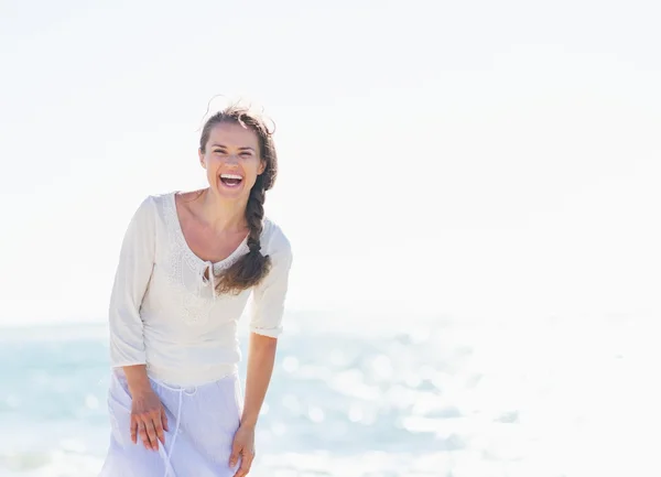 Retrato de uma jovem sorridente na costa do mar — Fotografia de Stock