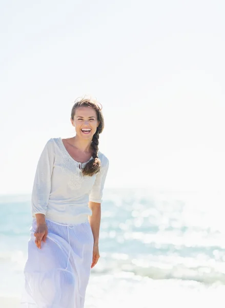 Portrait of smiling young woman at seaside — Stock Photo, Image