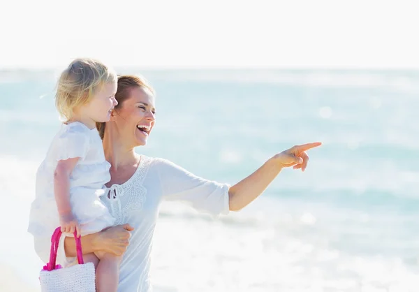 Felice madre con bambino che punta sullo spazio copia — Foto Stock