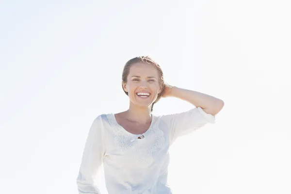 Retrato de una joven sonriente al aire libre —  Fotos de Stock