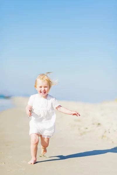 Glückliches Baby läuft am Strand — Stockfoto