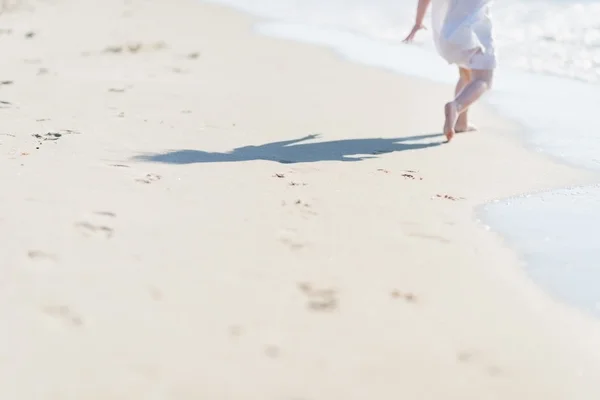 海の海岸で実行されている赤ちゃんのクローズ アップ — ストック写真