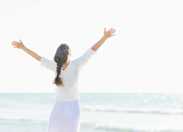 Giovane donna felice che si rallegra al mare. vista posteriore — Foto Stock