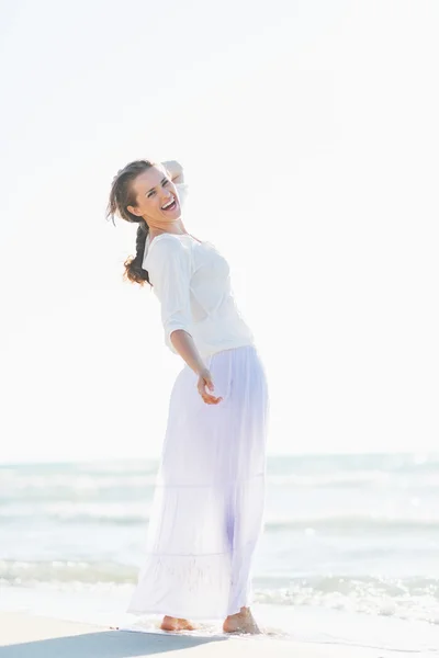 Kumsalda genç gülümseyen kadın portresi — Stok fotoğraf